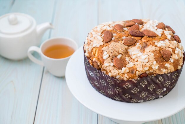 pastel de pan de pasas con almendras