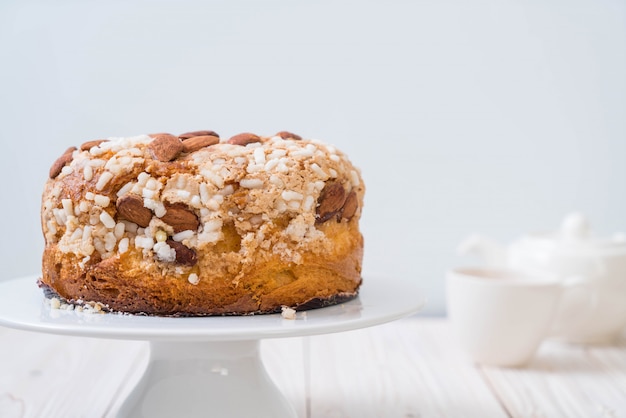 pastel de pan de pasas con almendras