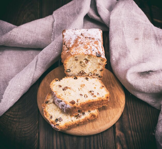 pastel de pan con pasas y frutas secas