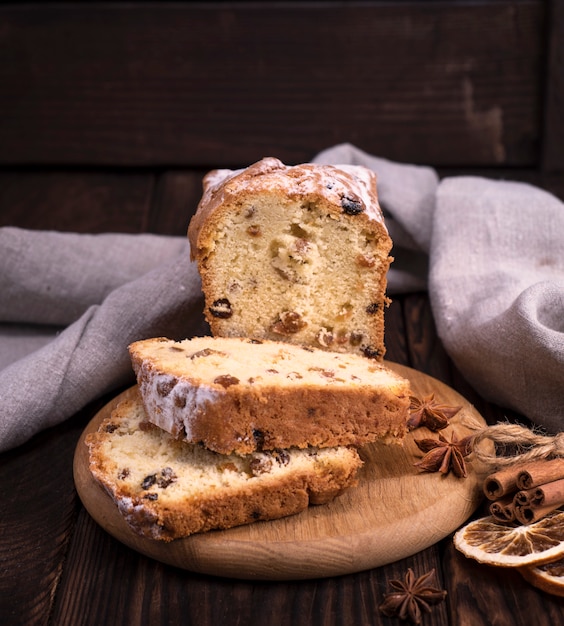 Pastel de pan con pasas y frutos secos.