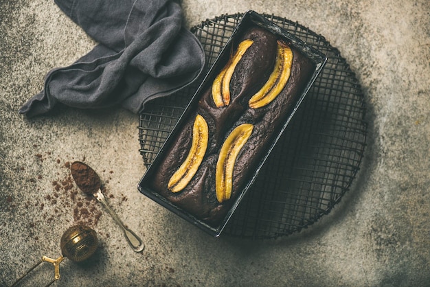 Pastel de pan de plátano con chocolate y canela en molde para hornear