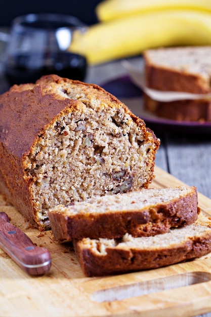 Pastel de pan de plátano y nueces