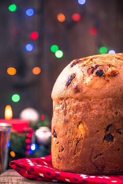 Pastel de panettone casero festivo en la mesa de Navidad