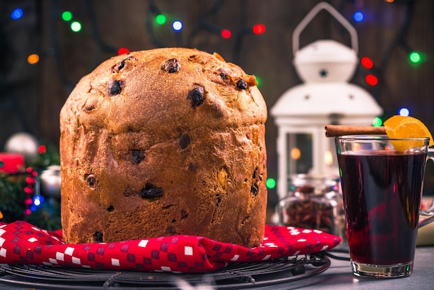 Pastel de panettone casero festivo en la mesa de Navidad