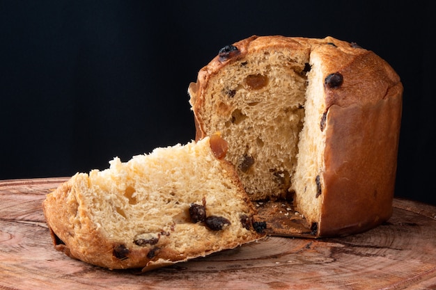 Pastel de panettone servido en Navidad