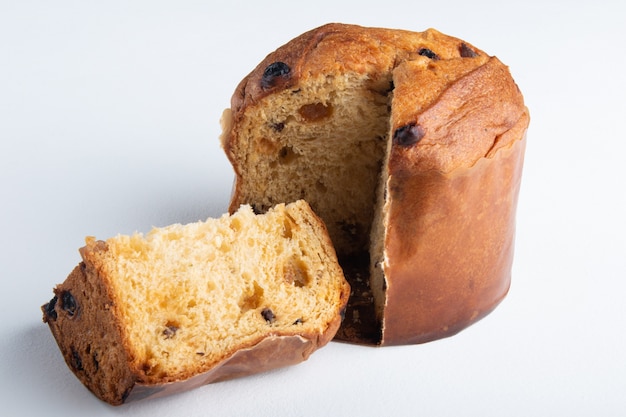 Pastel de panettone servido en Navidad