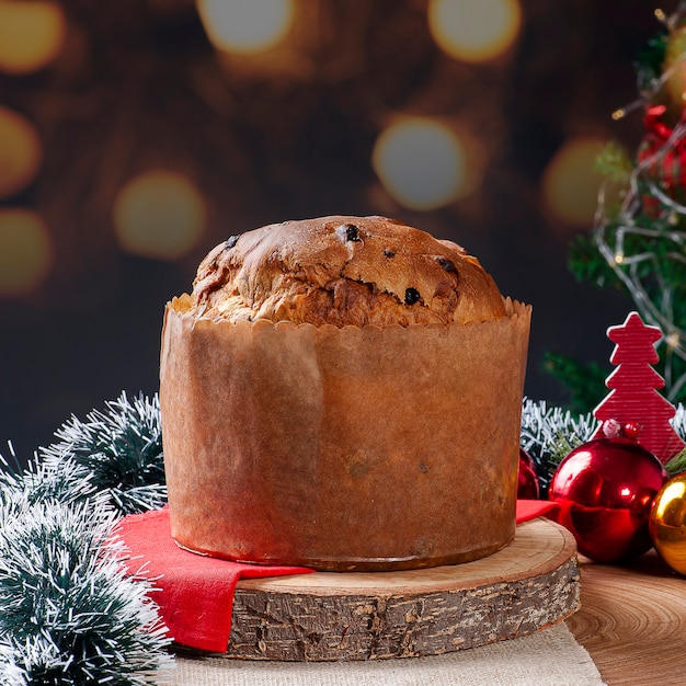 Pastel de panettone servido en Navidad