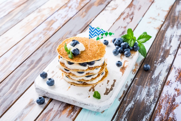 Pastel de panqueques con yogurt y arándanos.