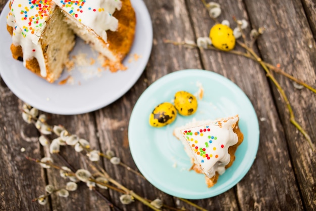 Pastel de Pascua con bouquet de sauces