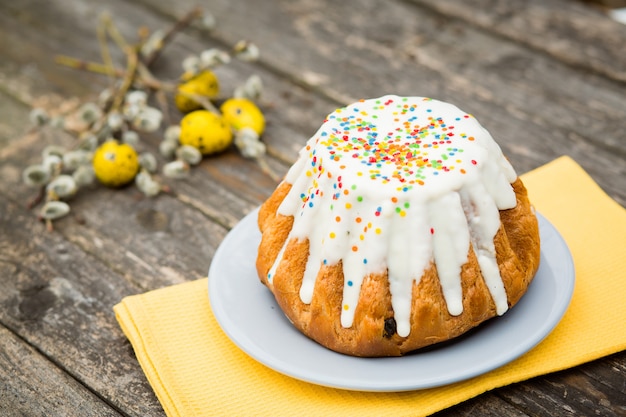 Pastel de Pascua con bouquet de sauces