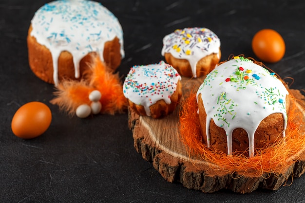 Pastel de Pascua casero y huevos pintados sobre la mesa