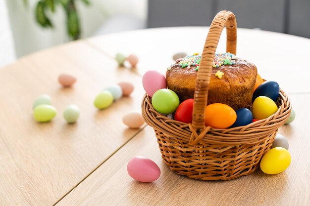 Pastel de Pascua con chispas, huevos pintados y flores sobre mesa de madera, puesta plana. Espacio para texto