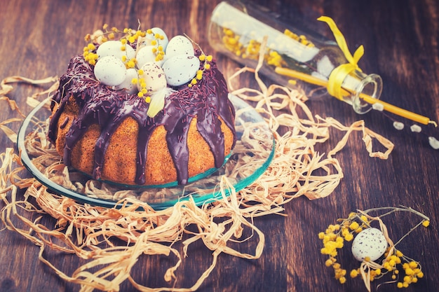 Pastel de Pascua con chocolate decorado con huevos de codorniz de colores.