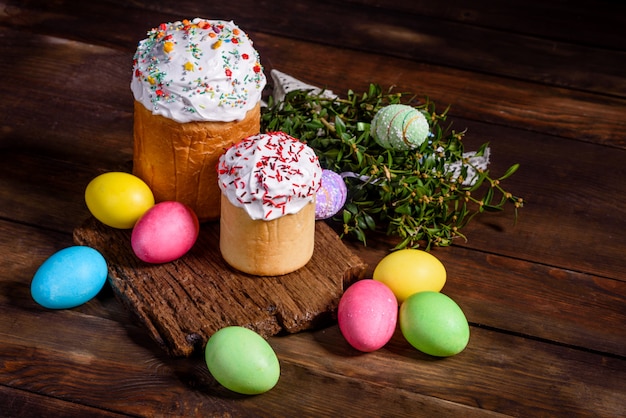 Pastel de Pascua y coloridos huevos decorativos