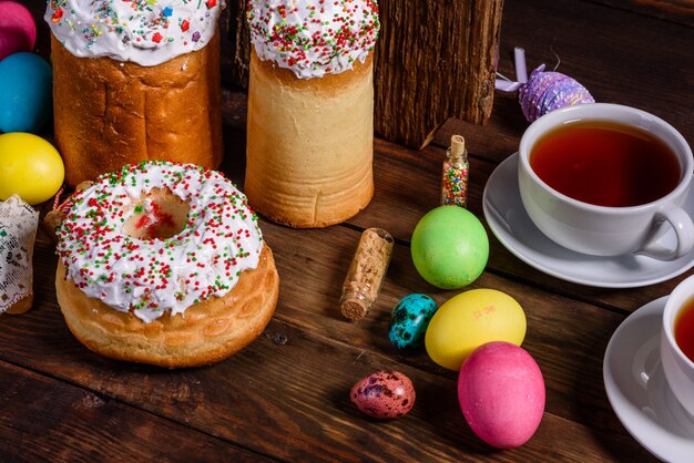 Pastel de Pascua y coloridos huevos decorativos