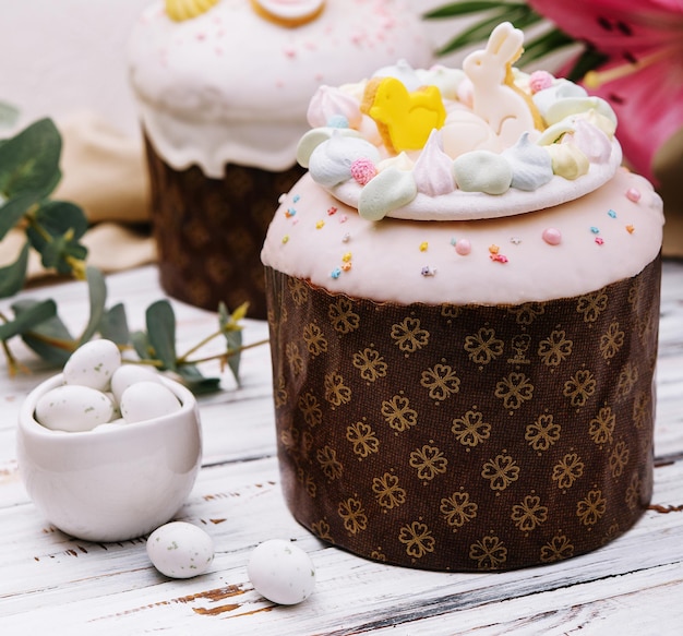 Pastel de Pascua y Conejito de Pascua con huevos