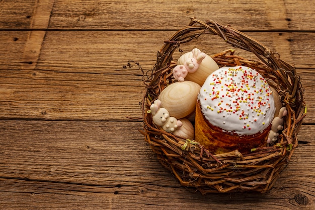 Pastel de Pascua, conejos y huevos en cesta de mimbre. Pan festivo ortodoxo tradicional