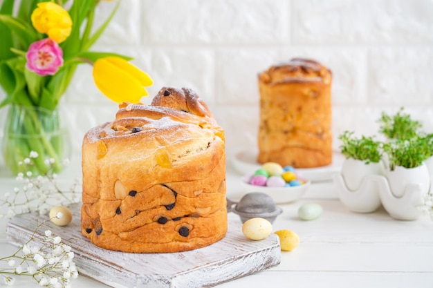 Pastel de Pascua Cruffin Kraffin o Kulich con chocolate y frutas confitadas Pan de Pascua Paska