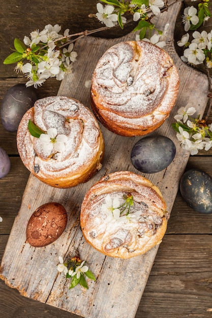 Pastel de Pascua Cruffin o pan dulce kulich con huevos pintados Horneado festivo tradicional