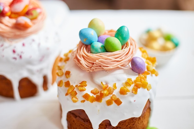 Pastel de Pascua con decoración de huevos de chocolate en mesa de madera blanca las vacaciones Felices vacaciones de Pascua