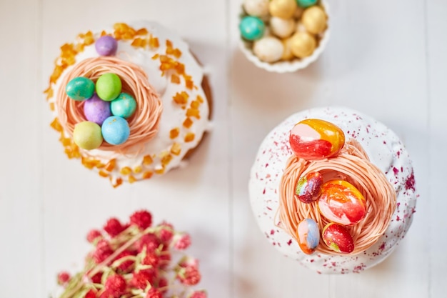 Pastel de Pascua con decoración de huevos de chocolate en mesa de madera blanca las vacaciones Felices vacaciones de Pascua