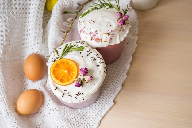 Pastel de Pascua esmaltado decorado con naranjas y huevos en la mesa de madera Felices vacaciones de Pascua