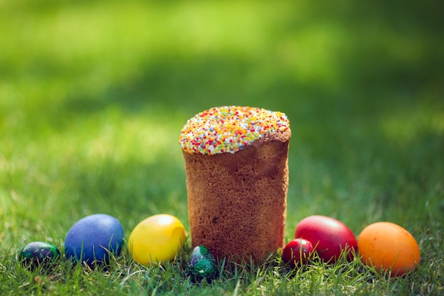Pastel de Pascua fresco con coloridos huevos decorativos
