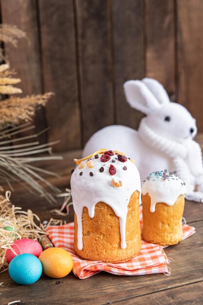 pastel de pascua glaseado blanco y decoraciones de colores pan dulce horneado casero celebración de postres