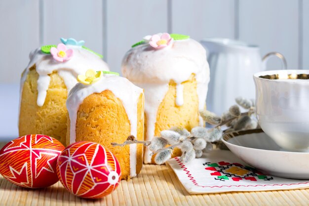 Pastel de Pascua y huevo Pysanka sobre un fondo blanco.