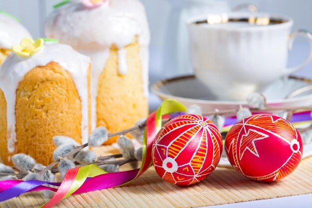 Pastel de Pascua y huevo Pysanka sobre un fondo blanco.