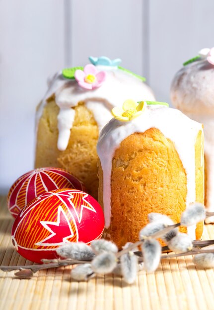 Pastel de Pascua y huevo Pysanka sobre un fondo blanco.