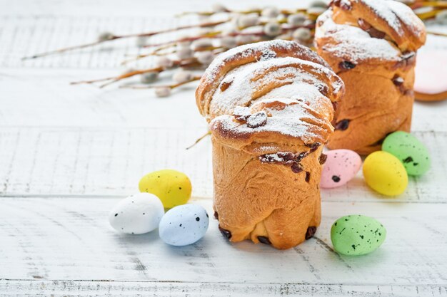 Pastel de Pascua, huevos brillantes, pan de jengibre y ramas de sauces en una mesa festiva de Pascua. Tarjeta de felicitación.