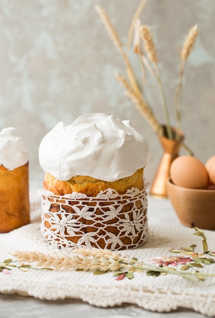 Pastel de Pascua con huevos de color de cerca, vacaciones de Pascua