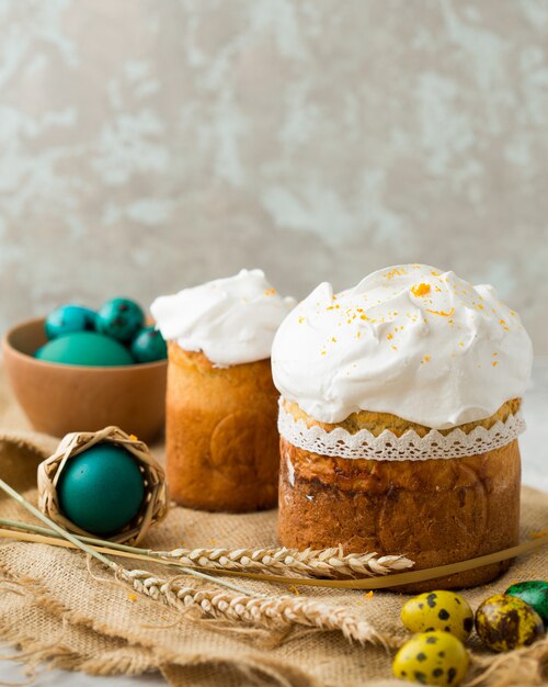 Pastel de Pascua con huevos de color de cerca, vacaciones de Pascua