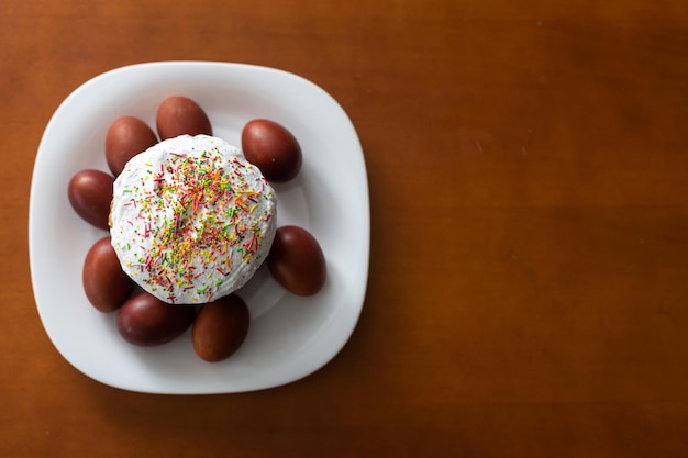 Pastel de Pascua y huevos de colores. Horneado tradicional de Pascua. Pascua vacaciones. De cerca.