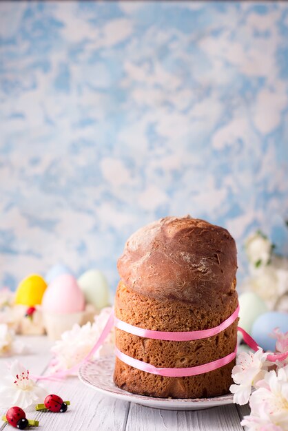 Pastel de Pascua y huevos de colores o