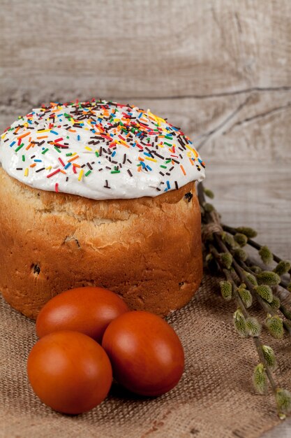 Pastel de Pascua y huevos de colores.