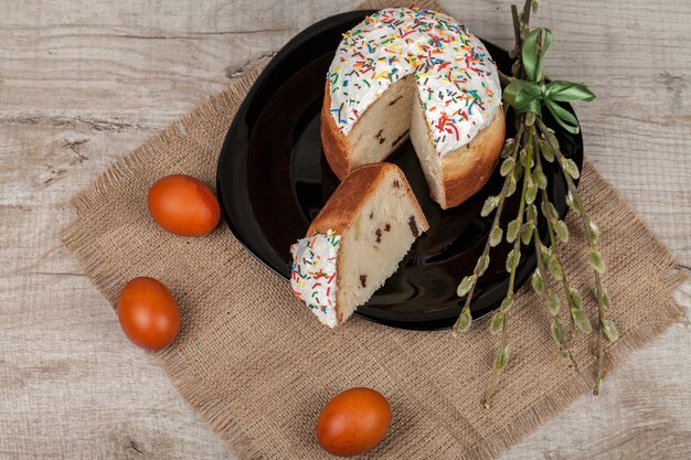 Pastel de Pascua y huevos de colores.