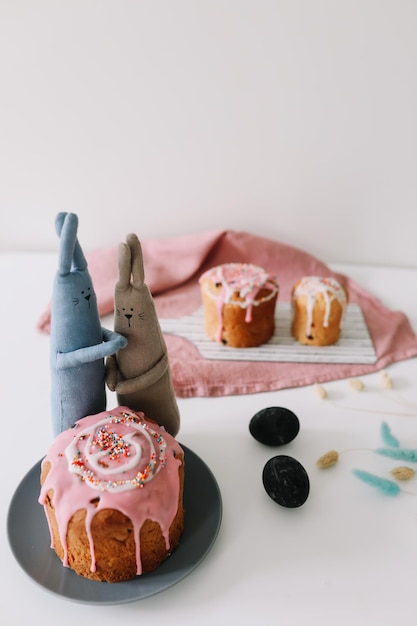 Pastel de Pascua huevos coloridos y juguete de conejo Feliz concepto de vacaciones de Pascua temporada de primavera festiva