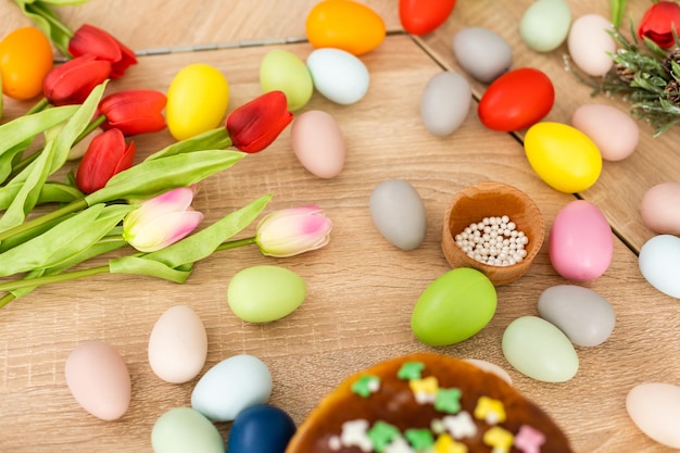 Pastel de Pascua y huevos coloridos en la mesa festiva de Pascua