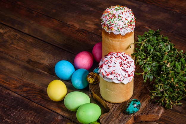 Pastel de Pascua y huevos coloridos