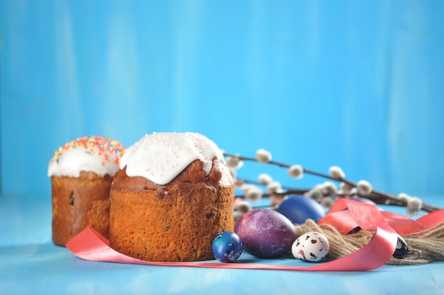 Pastel de Pascua con huevos decorativos