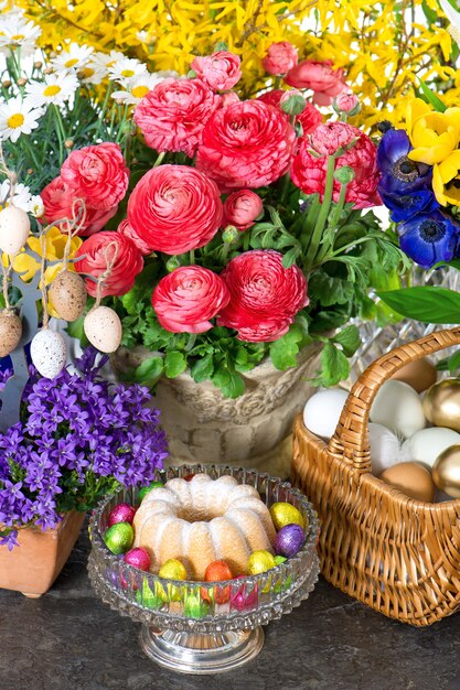 Pastel de Pascua y huevos con hermosas flores de primavera