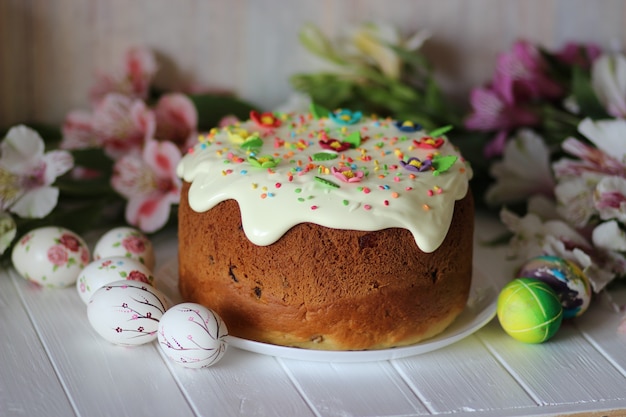 Pastel de Pascua y huevos en una mesa blanca