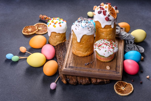 Pastel de Pascua y huevos de Pascua celebración festiva mesa decoración tradicional y golosinas