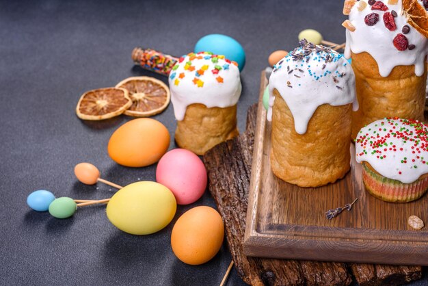 Pastel de Pascua y huevos de Pascua celebración festiva mesa decoración tradicional y golosinas