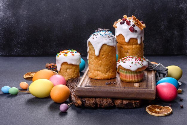 Pastel de Pascua y huevos de Pascua celebración festiva mesa decoración tradicional y golosinas