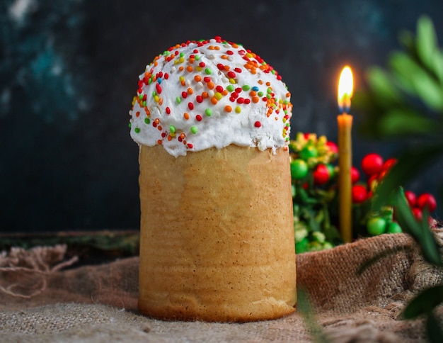 pastel de pascua y huevos de pascua, concepto de menú tradicional de vacaciones