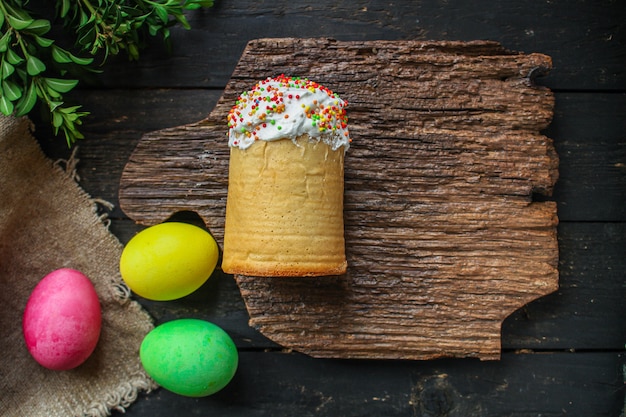 Pastel de Pascua y huevos de Pascua, diseño tradicional de vacaciones