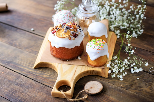 Pastel de pascua y huevos de pascua frescos festivos dulces postre convite vacaciones